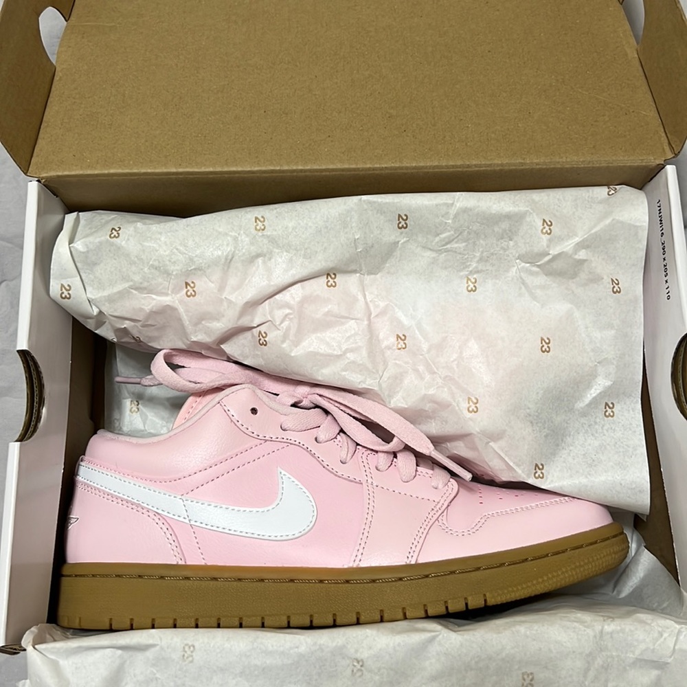 Woman’s Jordan 1’s. Size 8.5 US